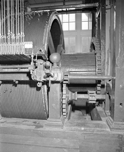 884019 Afbeelding van het draaisysteem van de speeltrommel van het carillon in de Domtoren (Domplein) te Utrecht.